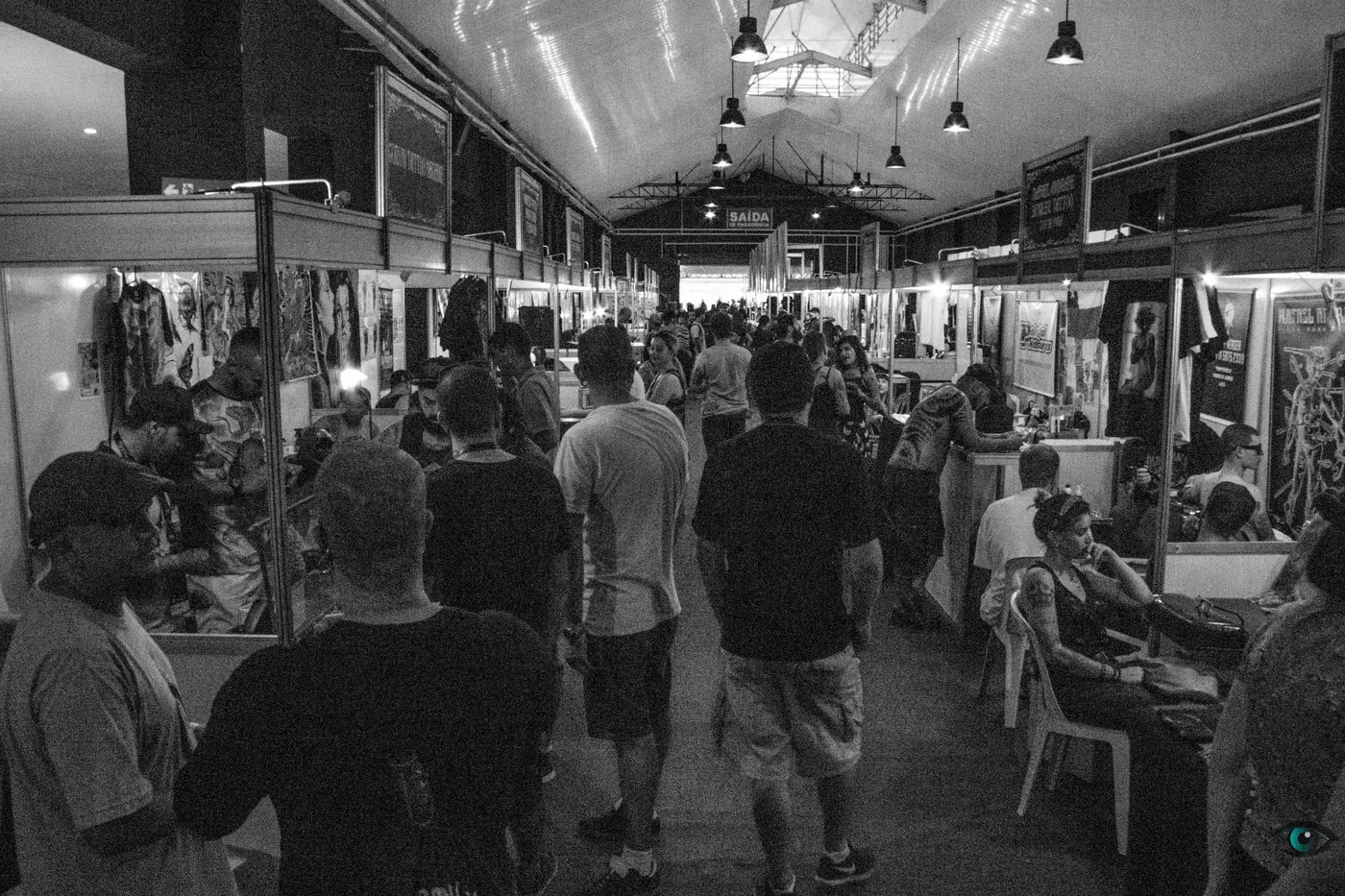 Público e estandes em convenção de tatuagem — acervo CORUN