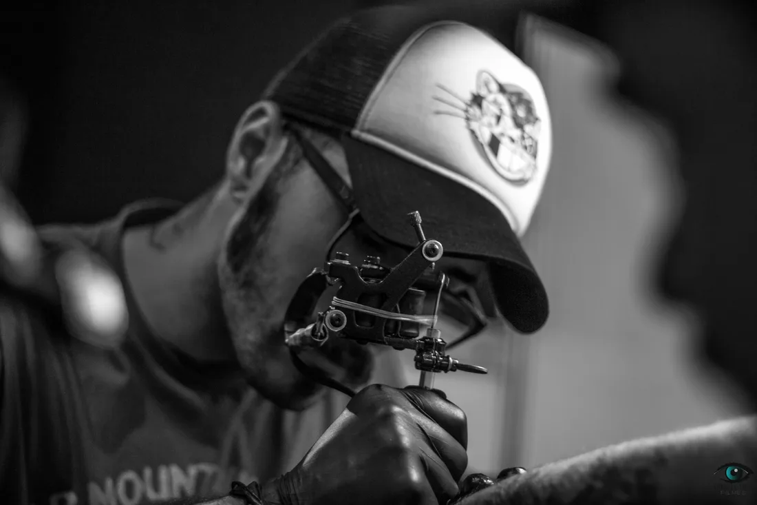 Boni Lucena, tatuador, usando CORUN