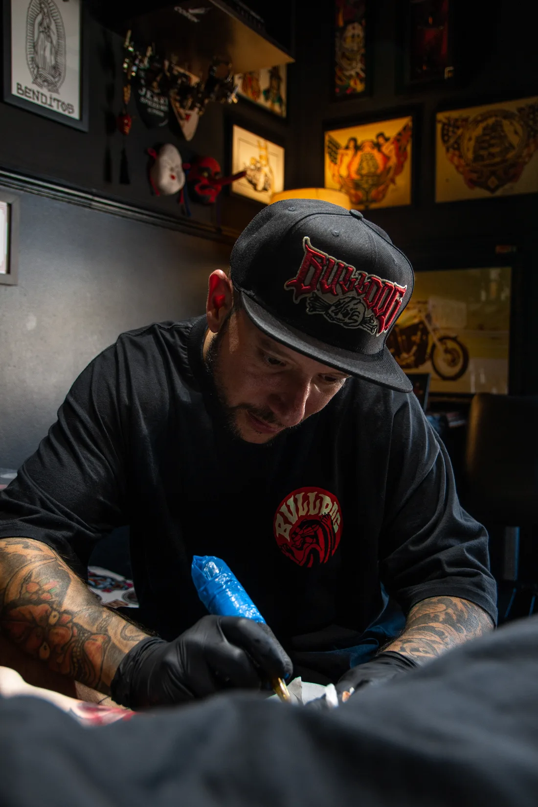 Fernando Bulldog, tatuador, usando CORUN