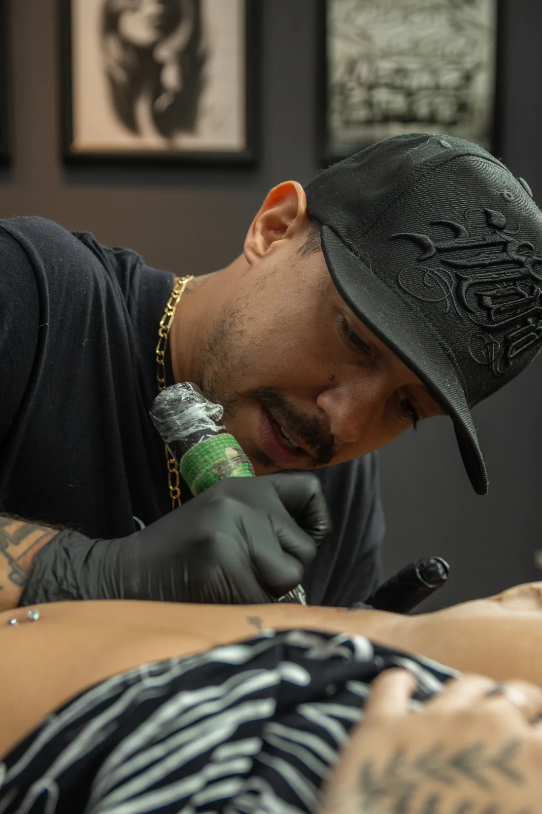 Caio Cruz, tatuador, usando CORUN