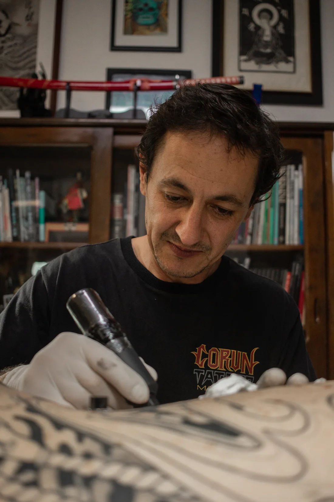 Fabio Bolito, tatuador, usando CORUN