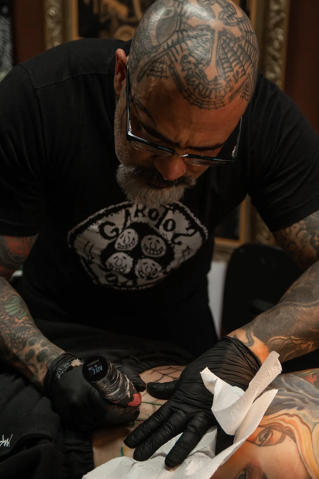 Mauro Landin, tatuador, usando CORUN