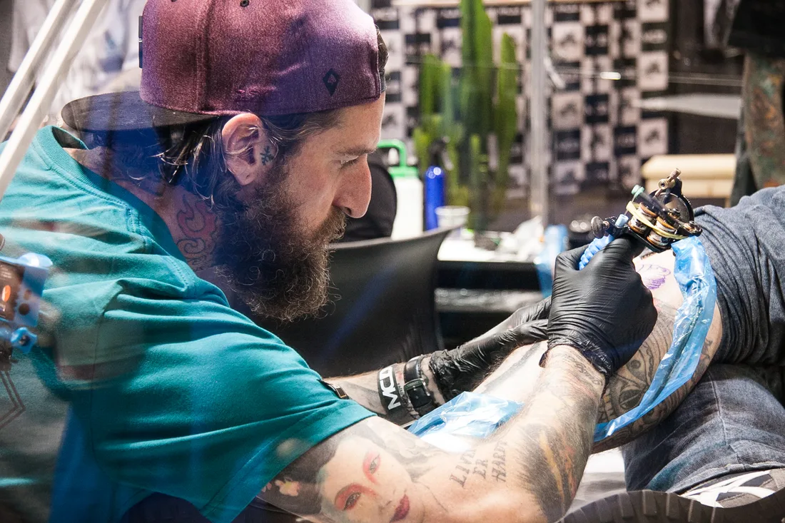 Tete, tatuador, usando CORUN