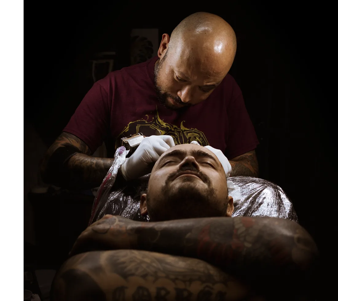 Wilian Yoneima, tatuador, usando CORUN