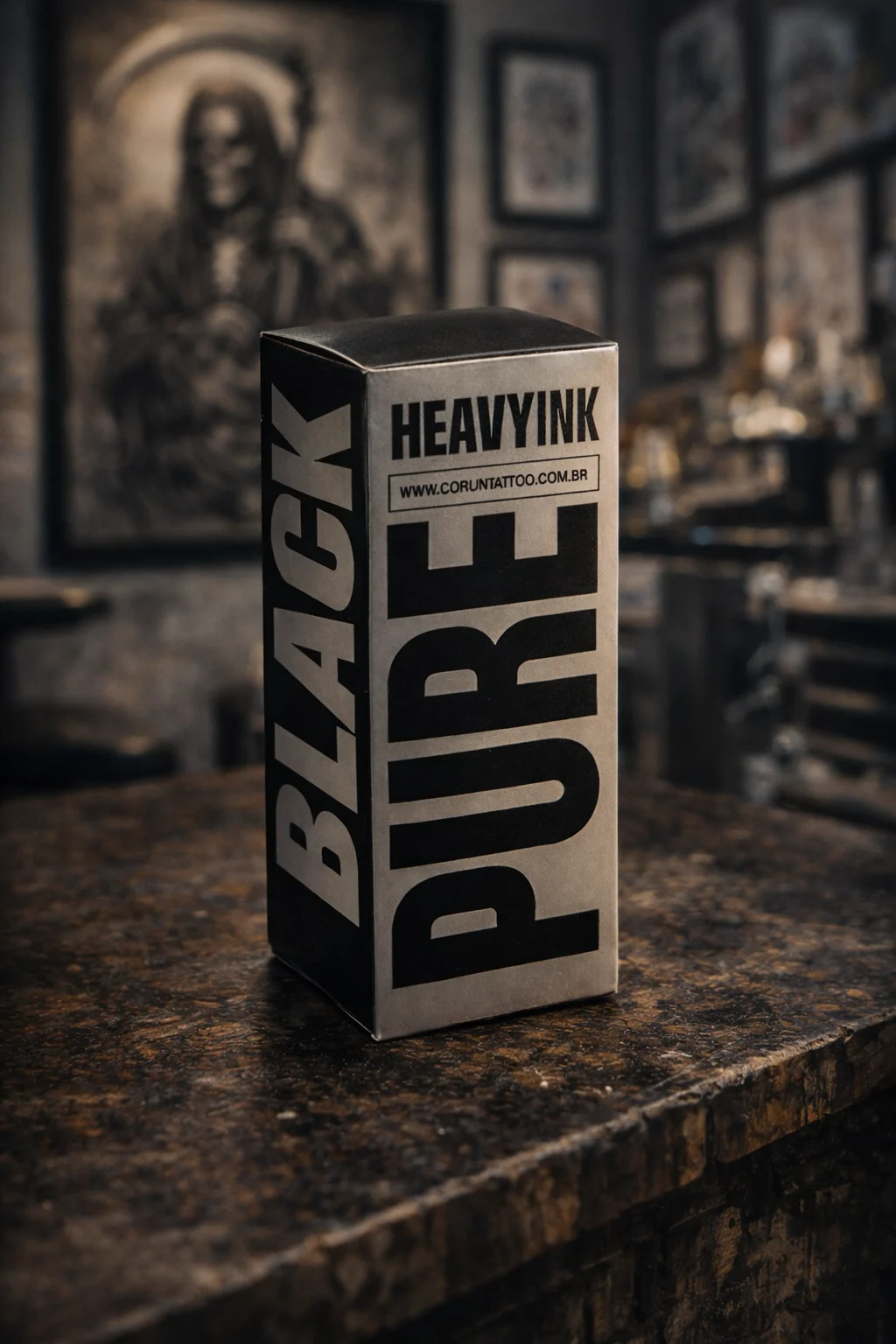 Caixa da tinta CORUN Pure Black — Heavy Ink, num estúdio de tatuagem
